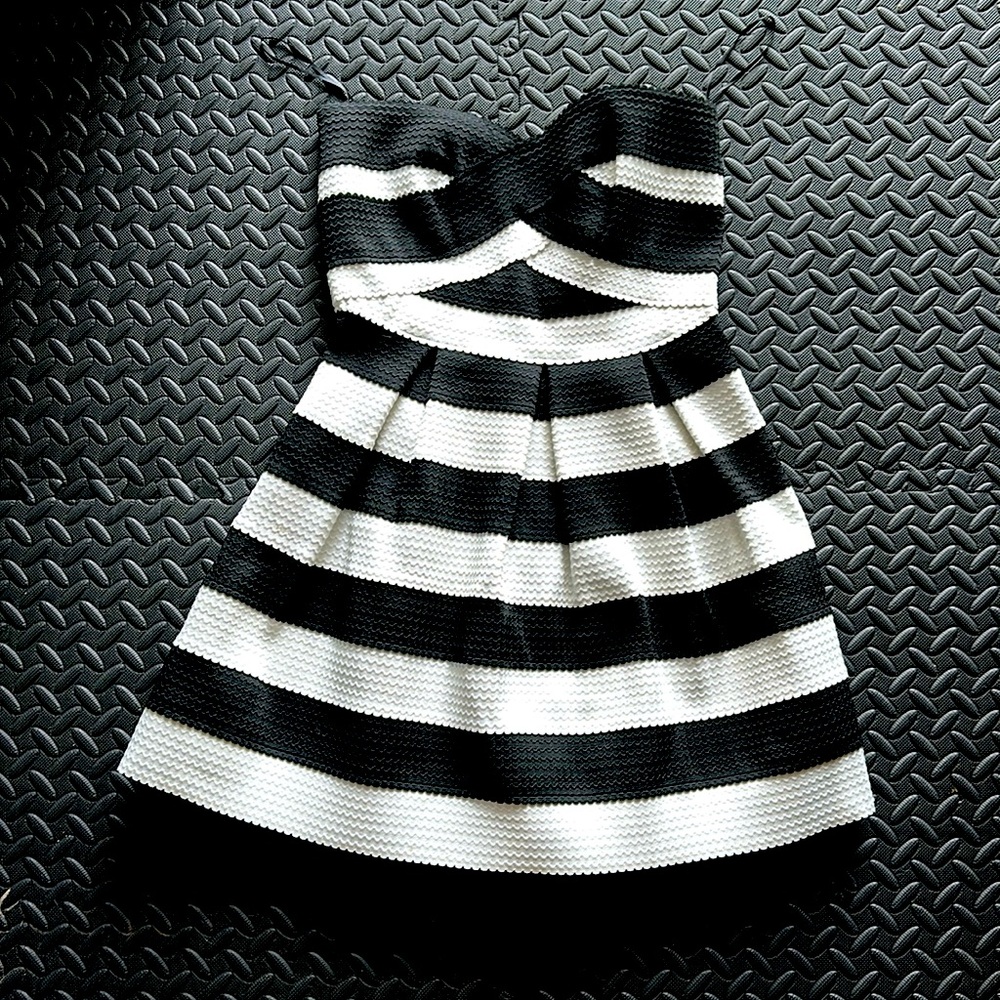 HaVe Brand/ Strapless size L (fits Medium- Large) stretchy material (Like New)
